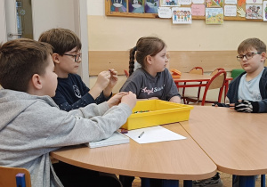 Dzieci wymyśliły wspólnie zabawę na kreatywność