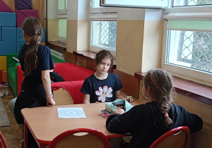 Uczennice wspólnie pracują przy stoliku