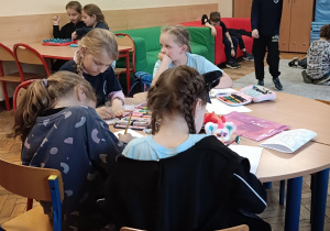 Dzieci kolorują szablon nowalijek