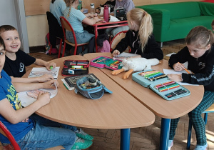 Dzieci kolorują zdrową kanapkę wiosenna