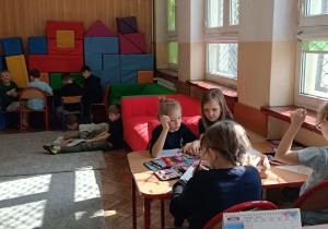 Dzieci wykonują zadanie praktyczne o zdrowym odżywianiu