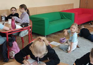 Uczniowie pracują podczas zajęć świetlicowych