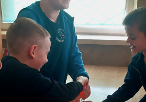 Uczniowie przy stoliku