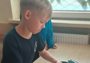 Uczeń pracuje przy stoliku