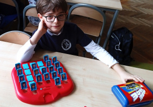 Uczeń siedzi w ławce