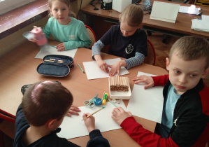 Uczniowie pracują przy stoliku