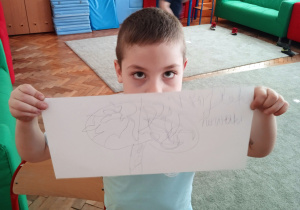 Uczeń pokazuje swoją pracę