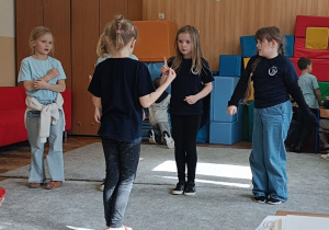 Ćwiczenie na skojarzenie w grupie podczas zajęć na dywanie