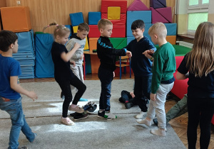 Ćwiczenie na spostrzegawczość w grupie na dywanie