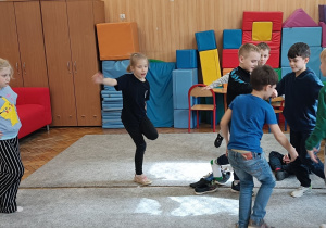 Zabawa w grupie rówieśniczej na dywanie ćwiczenie na koncentrację