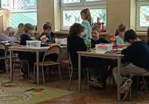 Dzieci współpracują w grupach w czasie zajęć