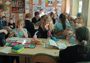 Uczniowie w ławkach pracują podczas zajęć uspołeczniających