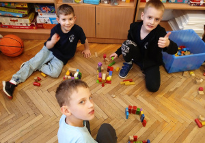 Uczniowie bawią się klockami