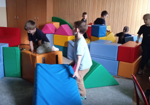 Uczniowie bawią się