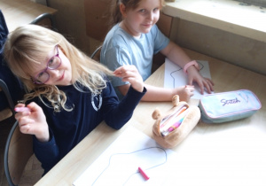 Uczennice kolorują rysunki skarpet