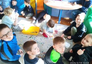 Uczniowie pracują na dywanie