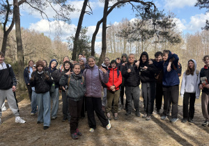 Uczniowie stoją w lesie