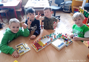 Uczniowie siedzą przy stoliku