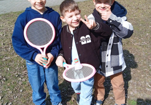 Uczniowie z paletkami