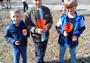 Uczniowie stoją na boisku