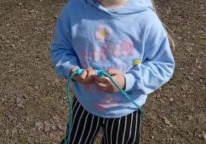 Uczennica ze skakanką