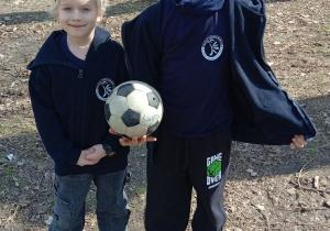Uczniowie z piłką