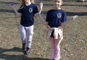 Uczennice skaczą na skakankach