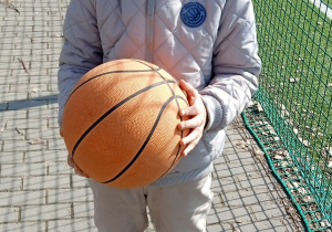 Uczeń trzyma piłkę