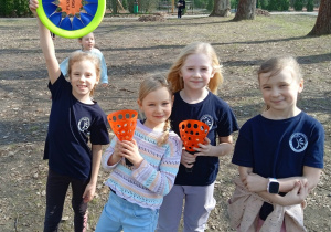 Uczennice stoją na boisku