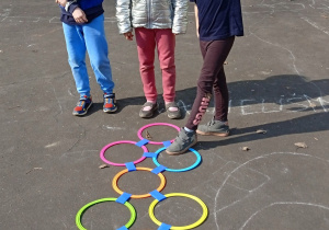 Uczniowie stoją na boisko