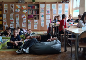 Dzieci oglądają podczas seansu filmowego bajkę Bolek i Lolek