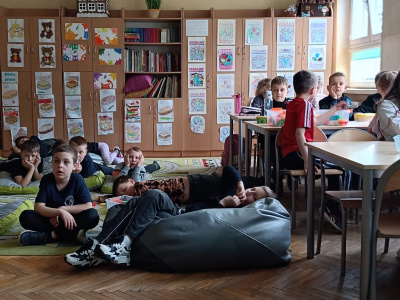 Zajęcia świetlicowe pt. "Seans filmowy na wesoło, czyli zabawny świat Bolka i Lolka"