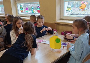 Dzieci pracują przy stolikach podczas zajęć