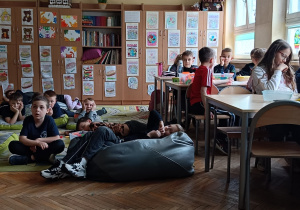 Dzieci relaksują się w świetlicy po dniu pełnym wrażeń