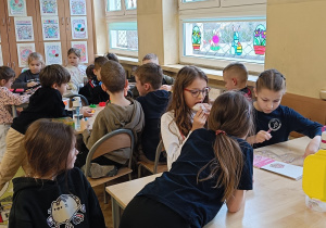 Dzieci współpracują ze sobą podczas zajęć