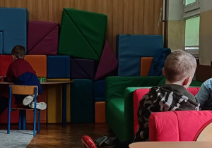 Dzieci wspólnie pracują na zajęciach