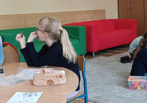 Dzieci pracują w grupie