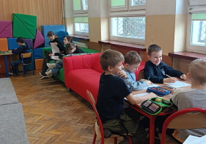 Dzieci wykonują ćwiczenie na kreatywność