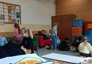 Uczniowie pracują podczas zajęć