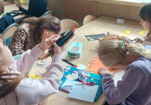 Uczniowie pracują przy stoliku