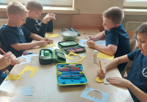 Uczniowie pracują przy stoliku