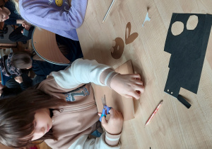 Uczniowie pracują przy stoliku