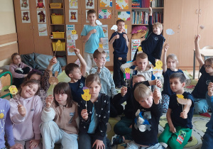 Uczniowie pokazują swoje prace