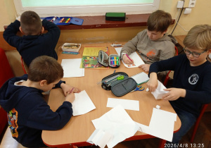 Uczniowie wykonują prace z papieru