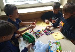 Uczniowie pracują przy stoliku