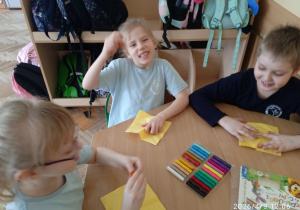 Uczniowie pracują przy stoliku