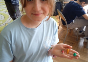 Uczennica pokazuje swoje prace