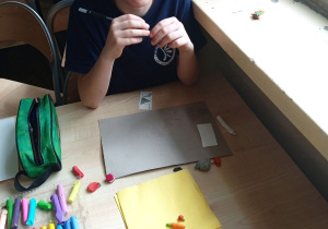 Uczeń ze swoimi pracami z plasteliny