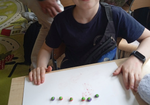 Uczeń ze swoimi pracami z plasteliny