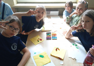 Uczennice ze swoimi pracami z plasteliny